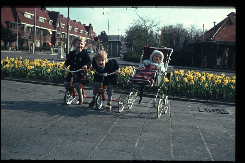 19.Delft apr 1966 Brigitte,Marion,Peter.JPG